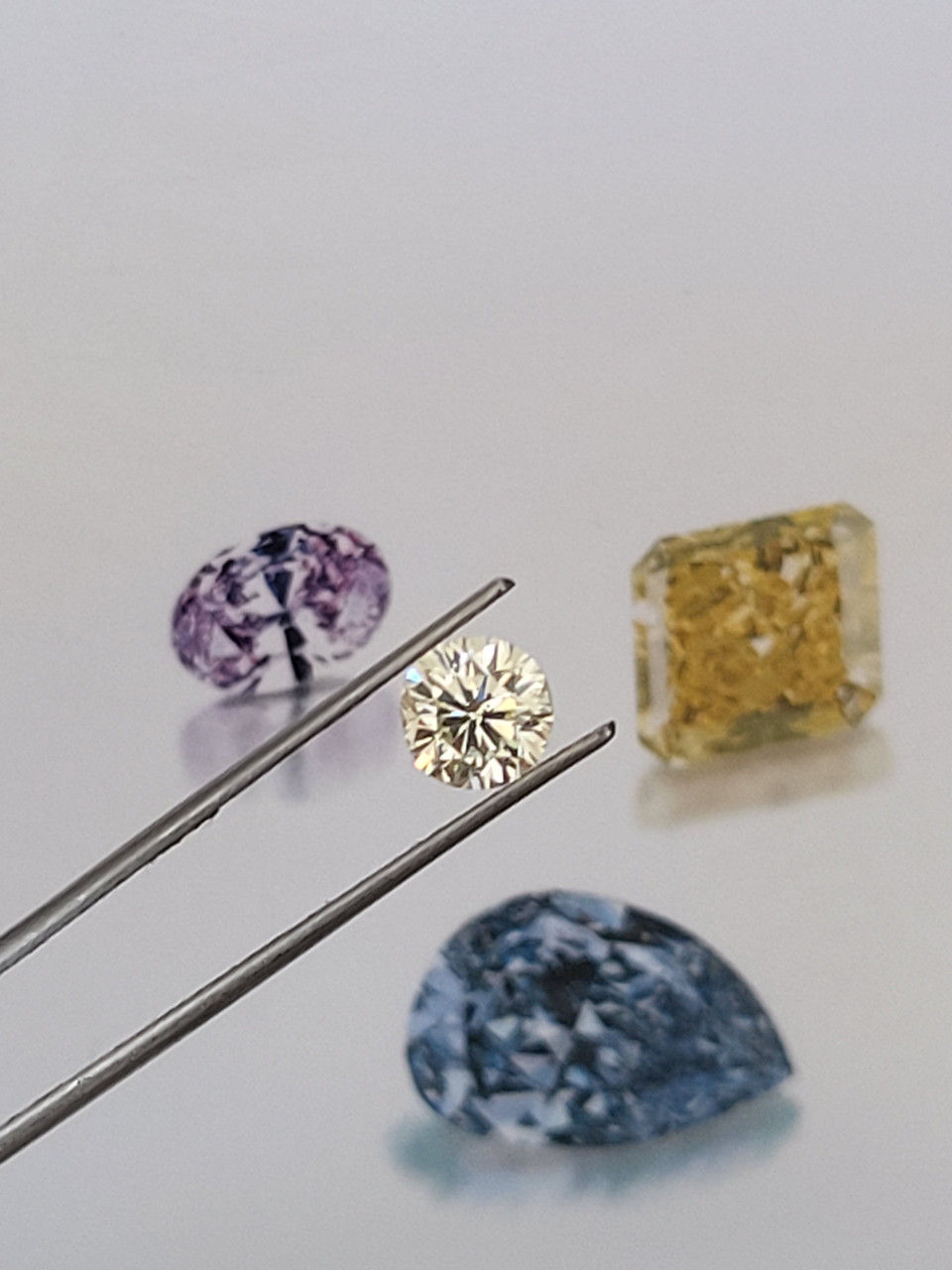 Thumbnail: GIA CERTIFIED 0.90 carat Natural Fancy Light Green - Yellow Round Cut Diamond
