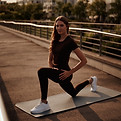 Sportliche Frau beim MomFit Kurs