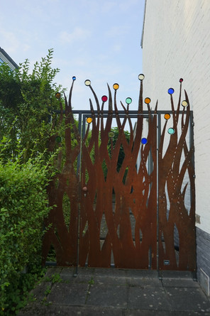 Cortenstaal poort met glas in lood