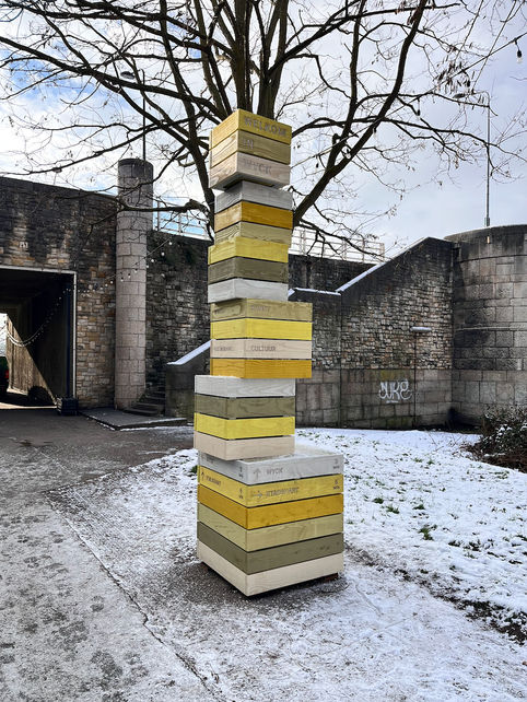 blokken onderaan de Wilhelmina brug 