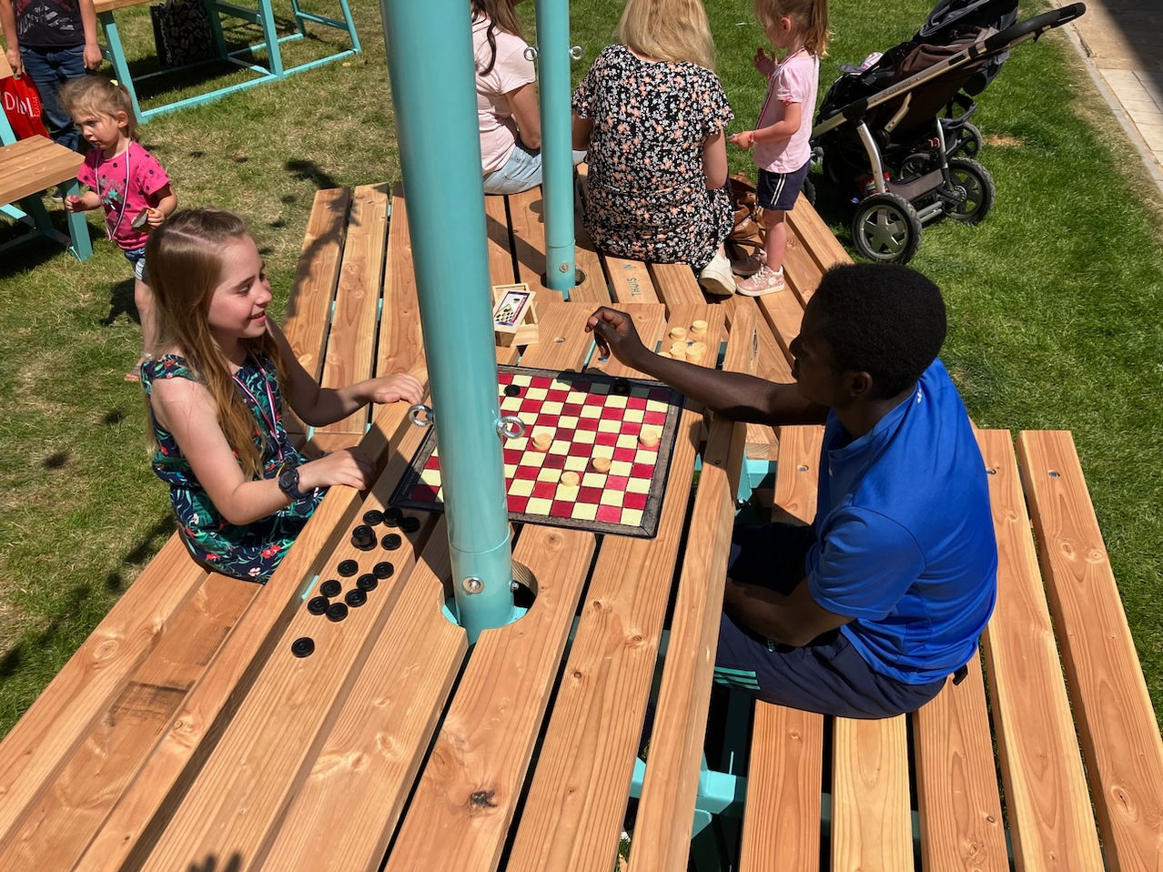 Samen spelletjes doen in de Stadstuin.