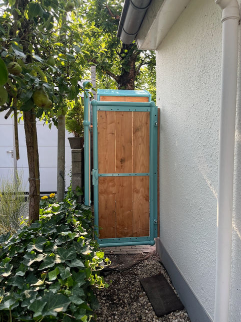 Kleine tuinpoort aan de zijkant van het huis.