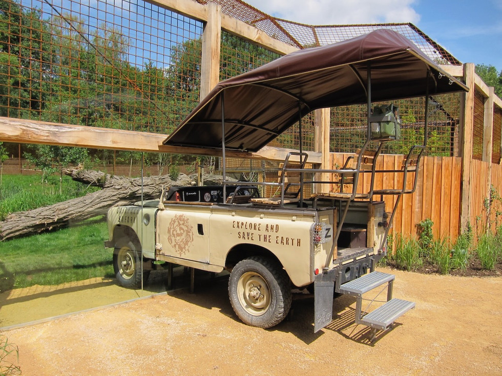 2011 Landrover bij het leeuwenverblijf in het Gaiapark in Kerkrade