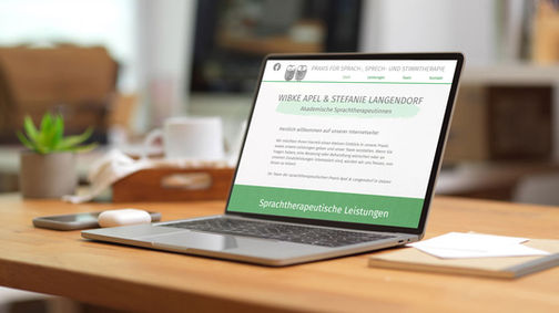 Laptop mit offener Webseite www.sprachtherapie-uelzen.de