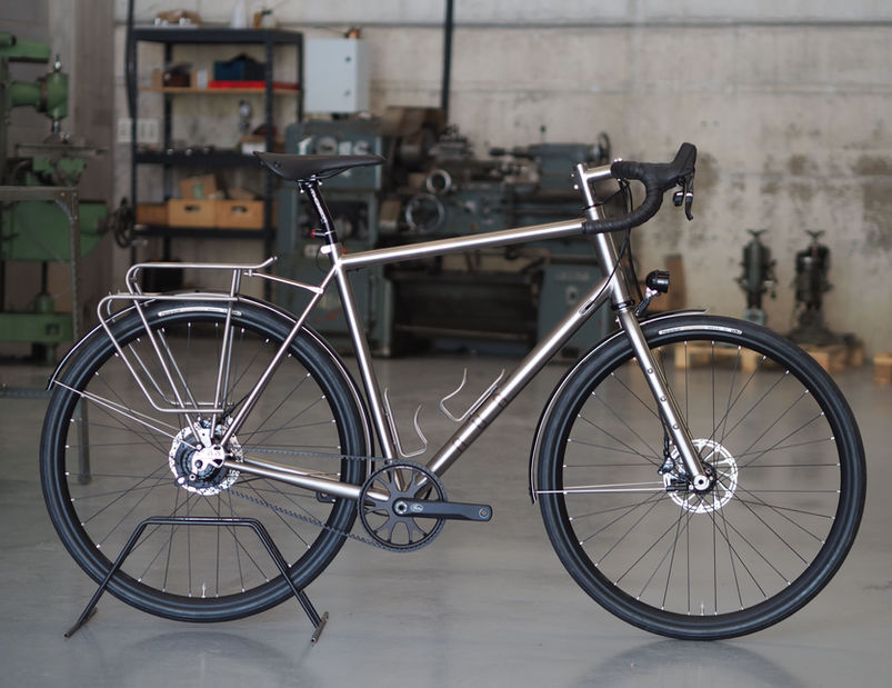 Side view of Nua Silice titanium gravel bike with Rohloff hub