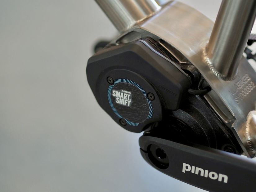 Close-up photo of the Pinion Smart.Shift gearbox on Nua Luna touring bike