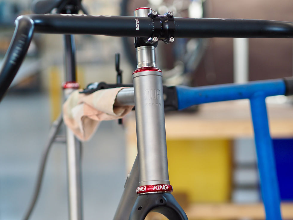 Minimalistic Nua logo engraved on the headtube.