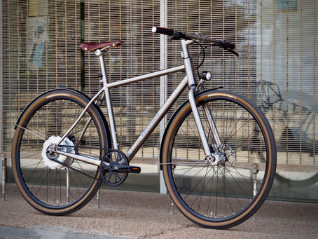 Nua Eléctrica titanium urban e-bike with belt drive in Barcelona