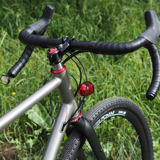 close up of the cockpit on the Nua Silice Rohloff gravel bike