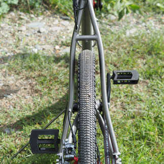 close up of the wide tire clearance on the Silice Rohloff gravel bike