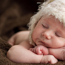 Neugeborenes Baby schläft
