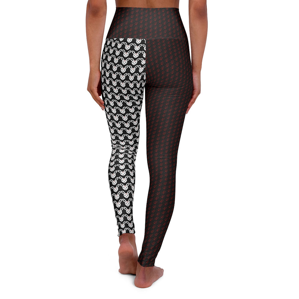 High-waisted leggings, half black, half chainmail print