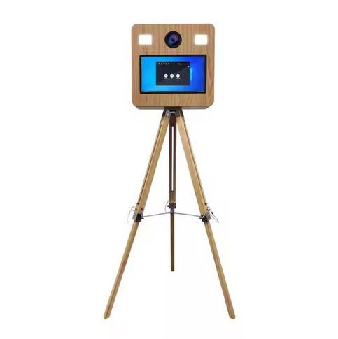 Fotokiosk Retro z ekranem 15,6 cala to wyjątkowe połączenie nostalgicznego stylu z nowoczesną technologią. Dzięki eleganckiemu, vintage'owemu wyglądowi idealnie wpasowuje się w klimat wesel, imprez tematycznych, gal czy wydarzeń firmowych. Ekran dotykowy o przekątnej 15,6 cala zapewnia intuicyjną obsługę, a wbudowany aparat wykonuje wysokiej jakości zdjęcia, które można natychmiast wydrukować lub udostępnić cyfrowo. Fotokiosk pozwala na personalizację szablonów zdjęć, dodawanie grafik, logo czy napisów. Retro obudowa przyciąga wzrok i zachęca gości do wspólnej zabawy, tworząc niepowtarzalne pamiątki z każdej uroczystości. Idealny wybór dla tych, którzy cenią styl, funkcjonalność i wyjątkowe wspomnienia.