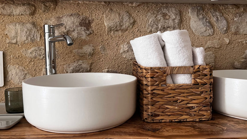 White modern porcelain sinks at Mas Saint-Geniès