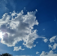 PHOTO D'UN BEAU CIEL BLEU ET DE NUAGES BLANCS