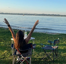 PHOTO DE FEMME QUI SE RELAXE DEVANT UN LAC
