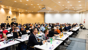 Olisi voitava lähteä siitä, että valtuustoon valituksi tulleet ovat järkeviä ihmisiä, jotka osaavat ottaa kantaa asioihin, vaikka vähän lyhyemmälläkin varoitusajalla. Joissain ryhmissä kuitenkin vastustetaan aivan jo periaatteesta esityksiä, jotka tulevat perjantain jälkeen, edes niitä lukematta.