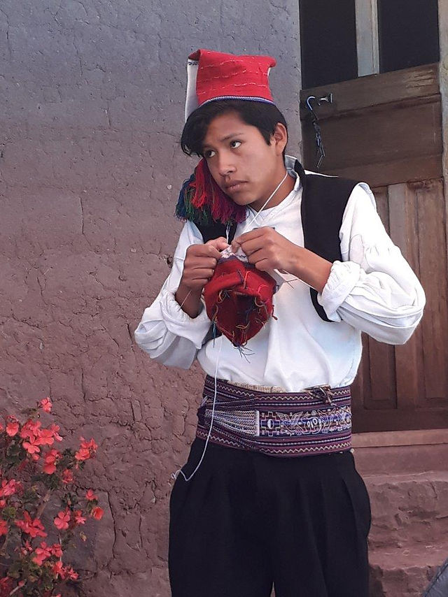 Knitting boy, Taquile
