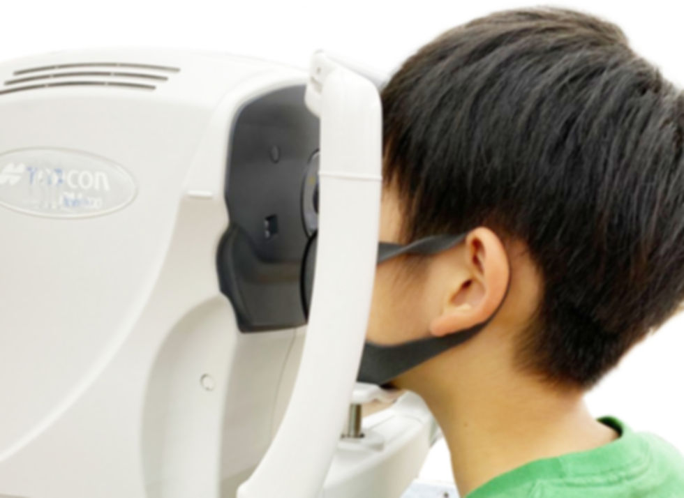 眼科検診を受ける子ども