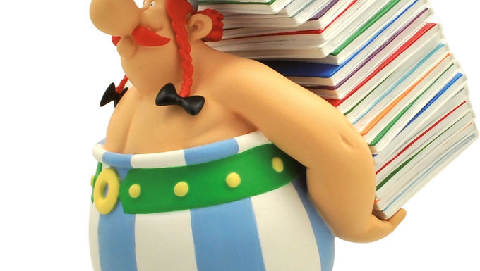 Obelix trägt Bücherstapel