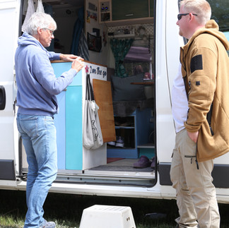 Mann erklärt seinen Campervan Ausbau auf der Camper & Vanlife Event Messe Hannover