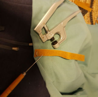 Druckknöpfe am Vorhang anbringen