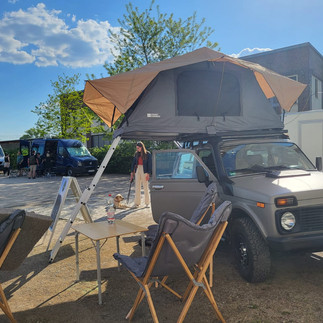 Lada Niva mit Dachzelt und Campingstühlen