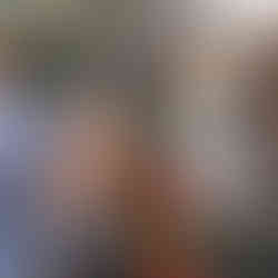 Verkäuferin berät zum Campervan - Ausbau auf der Camper & Vanlife Messe Hannover