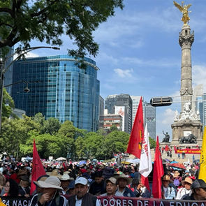 Maestros marchan en protesta: “El Zócalo es del pueblo”