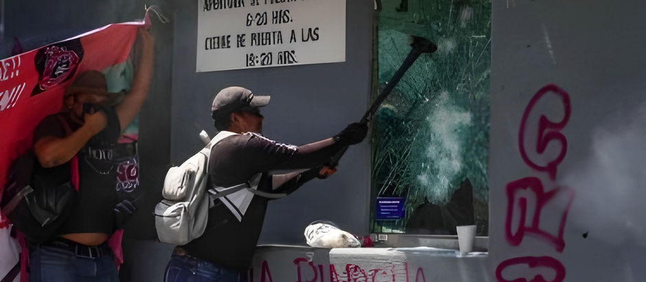 Maestros de Guerrero protestan con violencia en la SEP