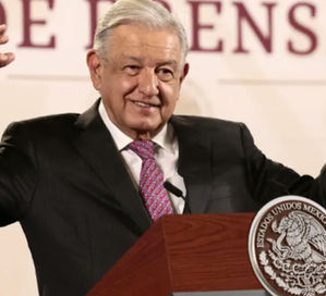 AMLO anuncia aumento al salario de los maestros