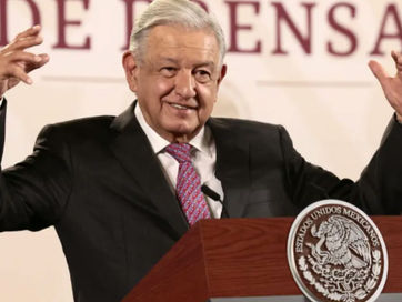 AMLO anuncia aumento al salario de los maestros