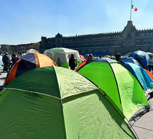 AMLO acepta pliego petitorio de maestros