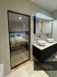 Schuifdeur met ophanging aan de muur