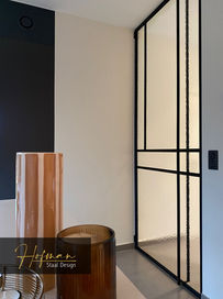 Scharnierdeur met eigenzinnig ontwerp