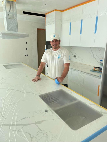 A proud Vip Paints Algarve Painter showing his work