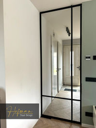 Pivoterende deur met horizontale ligger en deurhoge zwevende trekkers