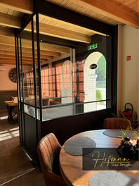 Pivoterende deur met dubbel asymmetrie