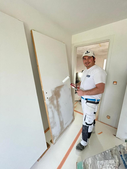 Bram the owner of Vip Paints Algarve at work