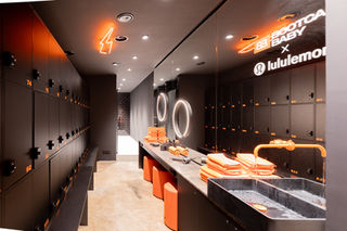 Umkleide und Spinde eines Fitnessstudios in München