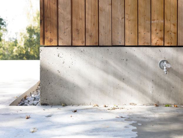 Aussendetail eines Modernen Einfamilienhaus aus Holz im Bayerischen Wald.