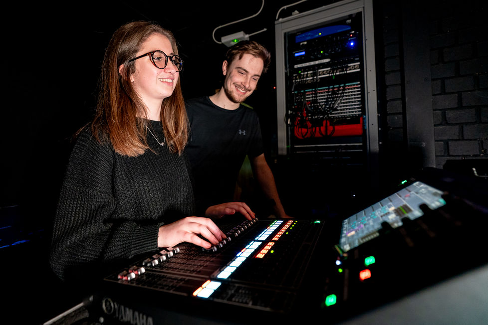 Operating the mixing desk