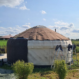 Yurt Venus met zichtbare dubbele laag wolvilt, natuurlijke isolatie voor duurzaam overnachten in Nederland.