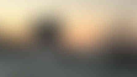 Yurt in de vroege ochtend met vorst en zonsopkomst in de winter.