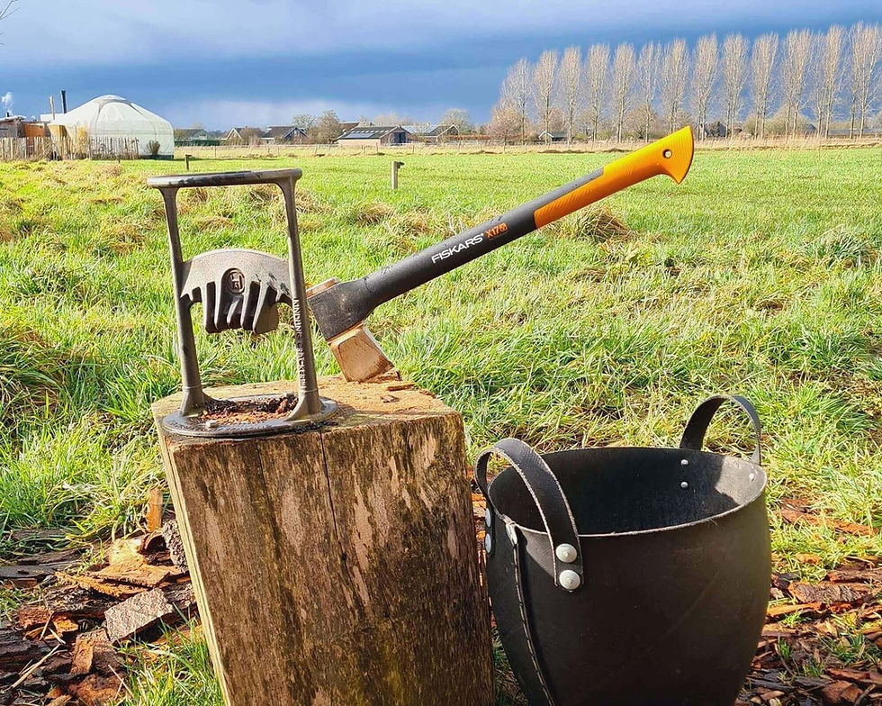 Bijl en Kindling Cracker op het hakblok – het ritueel van houtkloven hoort bij glamping in de winter
