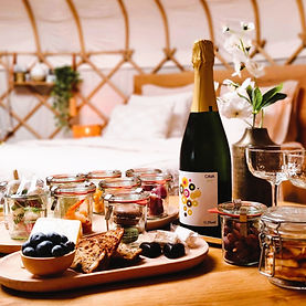 Aankomstarrangement met cava, tapas en lekkernijen – feestelijk welkom in de yurt