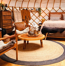 Yurt Venus met warm aards interieur – romantische sfeer met luxe details