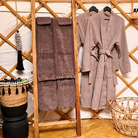 Bij glamping in een yurt hoort gemak, zoals de aanwezigheid van luxe handdoeken en badjassen