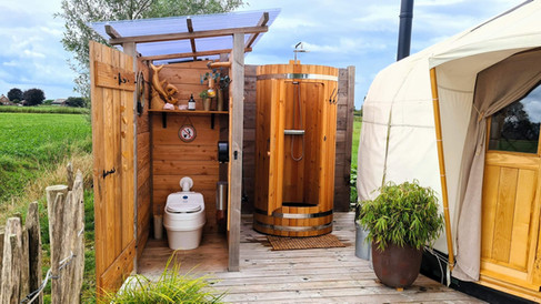 Het privé sanitair naast yurt Sirius met buitendouche en eco-droogtoilet, natuurvriendelijk en comfortabel.