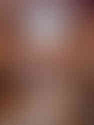 Yurt Venus, warm en beschermend interieur in groothoek, een geborgen plek om alleen te landen.